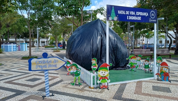 Após pinta-pinta, prefeitura cobre Casinha do Papai Noel com lona